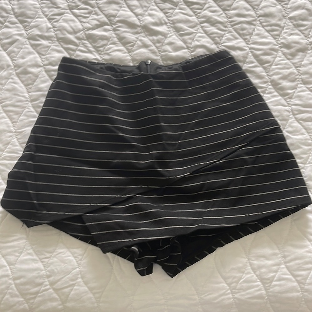 Lulus black and white striped skort